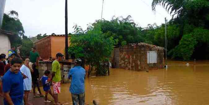Em Nepomuceno, cheia do Ribeiro dos Menezes deixou vrias casas inundadas(foto: Polcia Militar/Divulgao)
