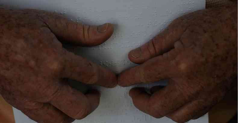 Correspondnciaspodem ser lidas com a ponta dos dedos.(foto: Leandro Couri/EM/D.A Press)