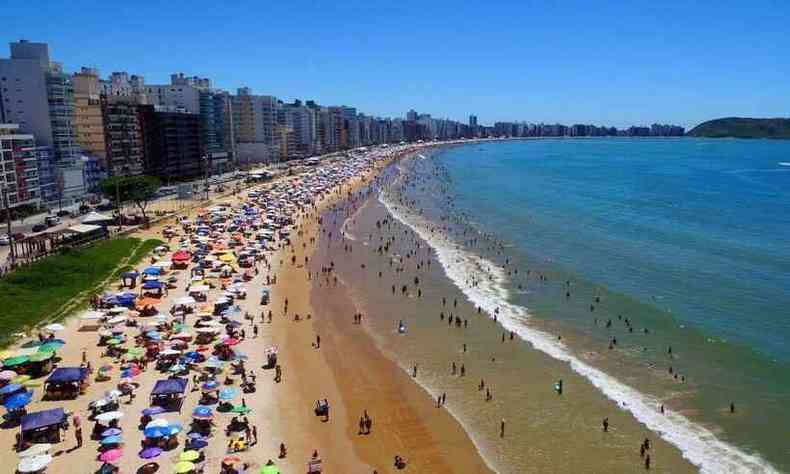 A prefeitura cancelou a queima de fogos na orla e est proibida a fixao de tendas e ombrelones para o rveillon, em toda extenso das praias(foto: Prefeitura de Guarapari/ Reproduo)