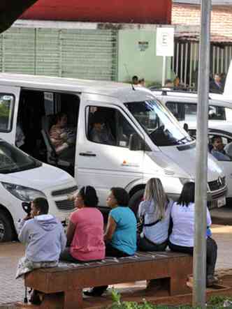 Pacientes esperam ambulncias para o interior na Regio Hospitalar de BH: crticas ao atendimento so recorrentes (foto: Juarez Rodrigues/EM/D.A Press)