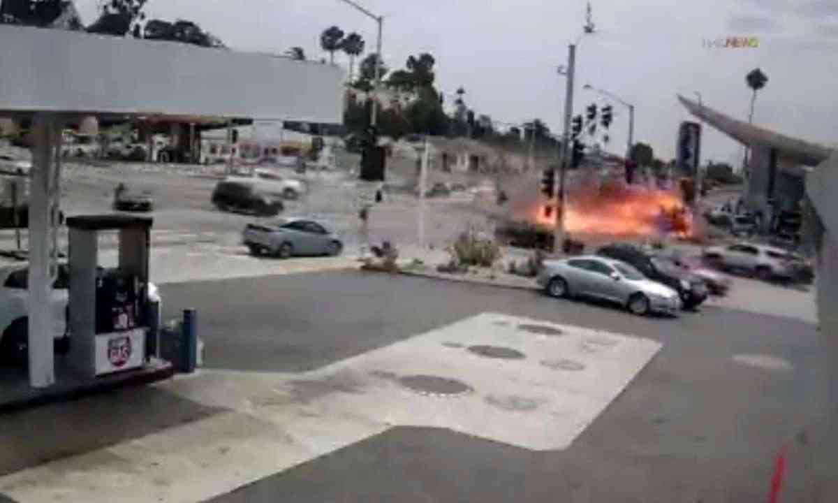  Vídeo: Carro fura cruzamento em alta velocidade e mata cinco pessoas 