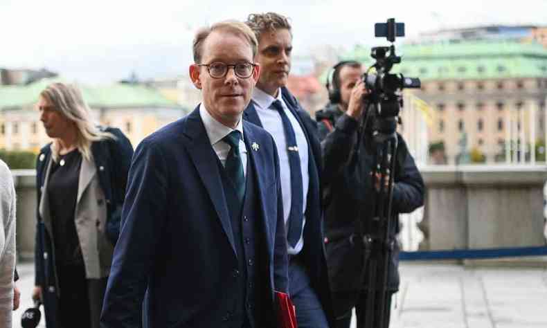 O novo ministro das Relaes Exteriores, Tobias Billstrom, chega para uma foto de grupo em frente ao Parlamento em Estocolmo, em 18 de outubro de 2022