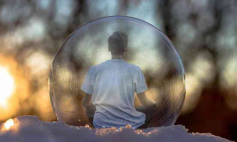 homem dentro de uma bolha para ilustrar a paz da meditao