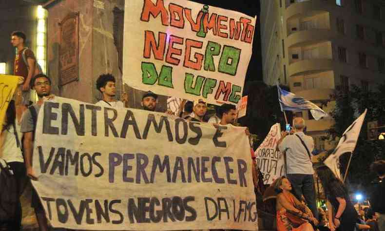 Movimento negro tambm esteve presente na manifestao contra os cortes na educao(foto: Marcos Vieira/EM/D.A Press)