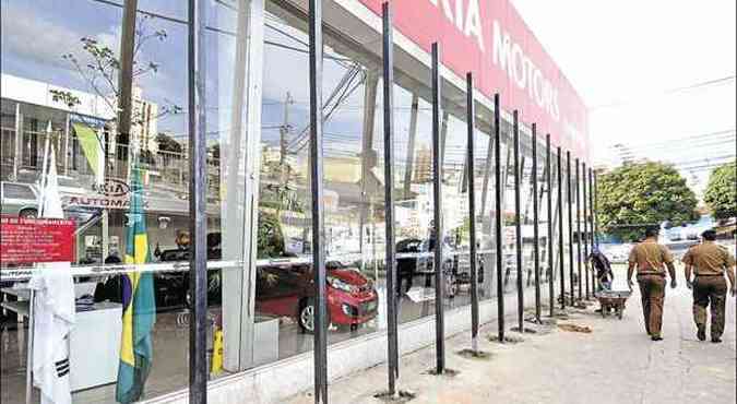 Concessionria da Avenida Cristiano Machado, onde no ano passado no foram registrados atos violentos, instala estrutura de metal na fachada(foto: Jair Amaral/EM/D.a Press)