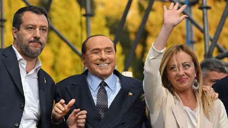 (E-D) Lder da Liga Matteo Salvini, lder da Forza Italia Silvio Berlusconi e lder do Irmos da Itlia, Giorgia Meloni, recebem aplausos no palco em 22 de setembro de 2022