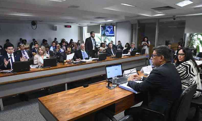 O relatrio da CPI foi aprovado na tarde desta tera-feira(foto: Marcos Oliveira/Agncia Senado)
