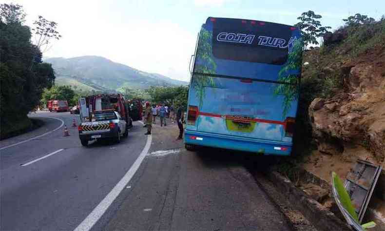 Duas pessoas morreram e 55 ficaram feridas na descida da Serra de Petrpolis. Autoridades avisam que  preciso checar as condies do veculo e dos condutores antes de seguir viagem(foto: Polcia Rodoviria Federal/Divulgao )