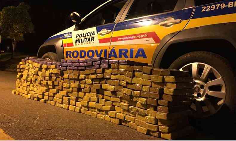Droga estava dividida em barras de aproximadamente um quilo cada uma(foto: Polcia Militar/Divulgao)