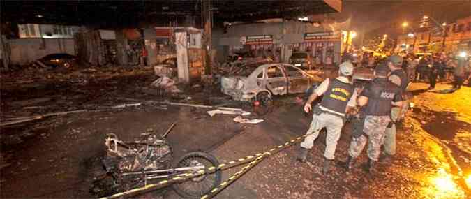 Fogo destruiu posto de gasolina, apesar do dano nenhuma pessoa se feriu(foto: Roberto Ramos/DP/D.A Press)