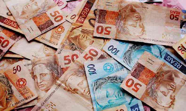 Notas de dinheiro no valor de R$ 50 e R$ 100