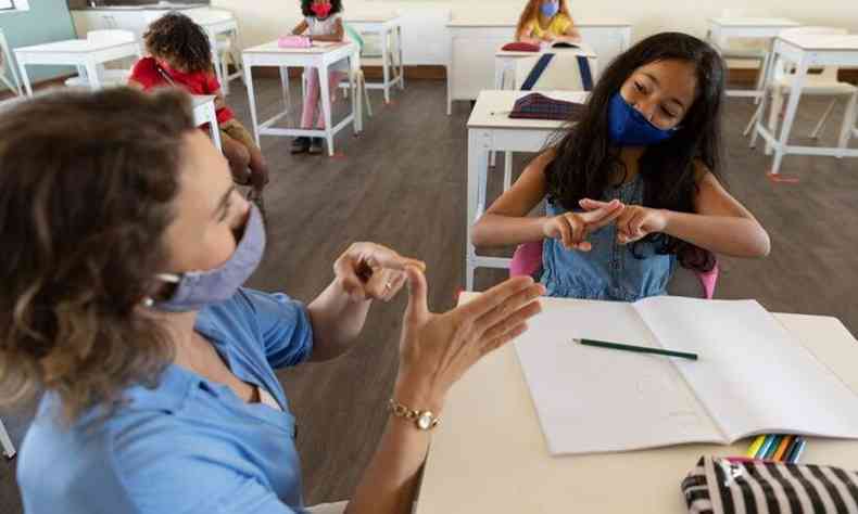 Incluso: escolas do pas devem adotar Libras como primeira lngua