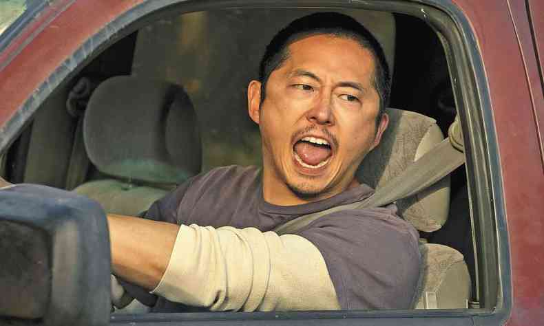 Ator Steven Yeun,enfurecido, grita da janela do carro em cena da srie Treta