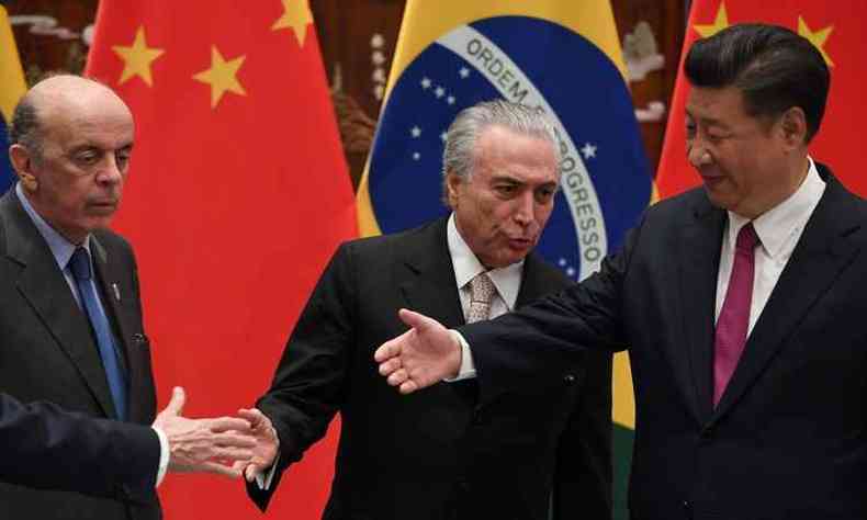 Jos Serra e Michel Temer cumprimentam o presidente chins, Xi Jinping, durante reunio em Hangzhou, provncia de Zhejiang da China(foto: AFP / POOL / IWASAKI MINORU)