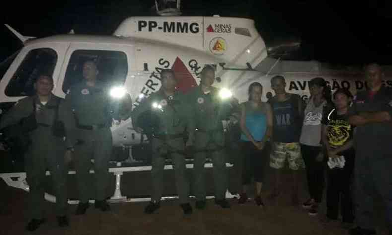 Equipe de resgaste contou com quatro policiais militares, um bombeiro e um helicptero(foto: Polcia Militar/Copaer/Divulgao)