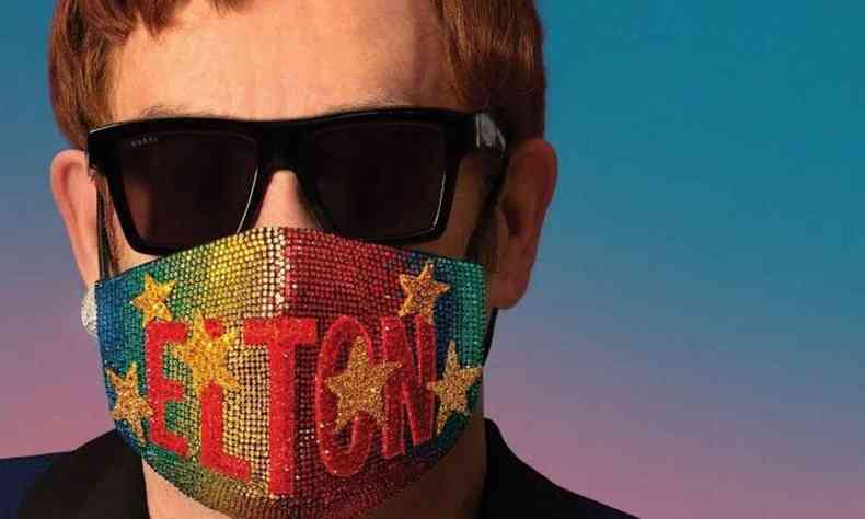 Elton John usa mscara multicolorida com brilhos e desenhos de estrelas na foto de capa de seu novo disco