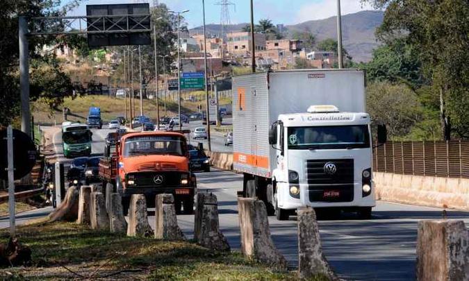 Sem acostamento ou área de escape, trecho do Bairro Betânia é considerado o mais crítico da estrada(foto: Beto Novaes/EM/D.A Press) Sem acostamento ou área de escape, trecho do Bairro Betânia é considerado o mais crítico da estrada(foto: Beto Novaes/EM/D.A Press)
