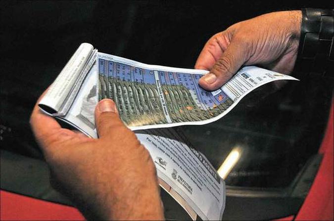 Usado para revezamento de vagas, mas sujeito a fraudes e ao poder dos flanelinhas, talão de faixa-azul deve desaparecer aos poucos(foto: Marcos Vieira/EM/D.A. Press) Usado para revezamento de vagas, mas sujeito a fraudes e ao poder dos flanelinhas, talão de faixa-azul deve desaparecer aos poucos(foto: Marcos Vieira/EM/D.A. Press)
