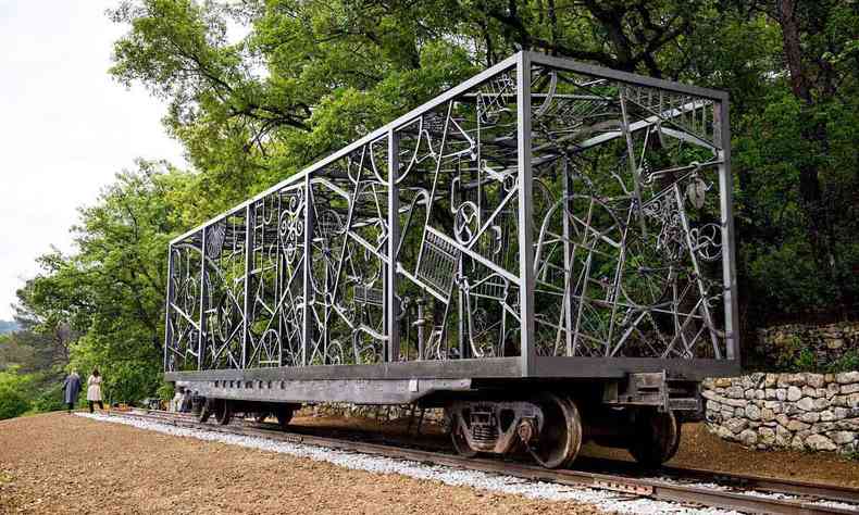 A instalao em ferro 'Rail car', que remete  forma de um vago de trem 