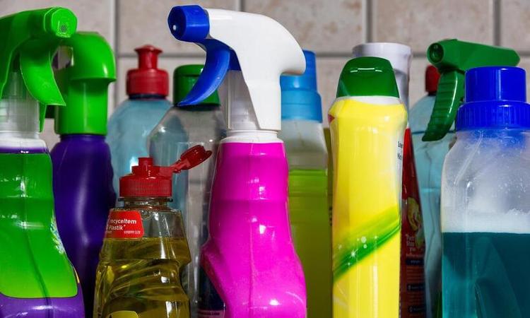 vrios frascos coloridos de produtos de limpeza