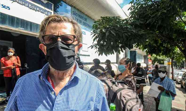 Rogrio Vanucci, de 64 anos, enfrentou a fila nesta manh(foto: Leandro Couri/EM/D.A Press)