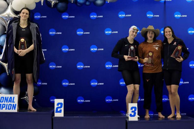 A nadadora transgnero Lia Thomas da Universidade da Pensilvnia fica no pdio depois de vencer o estilo livre de 500 jardas enquanto outras medalhistas Emma Weyant, Erica Sullivan e Brooke Forde posam para uma foto na NCAA Division I Women's Swimming & Diving Campeonato em 17 de maro de 2022 em Atlanta, Gergia.