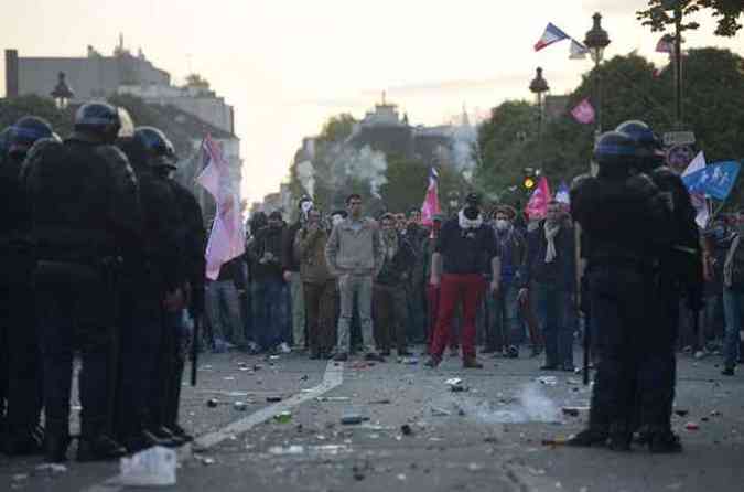 Manifestantes contrrios ao casamento gay entraram em confronto com policiais em Paris(foto: FRED DUFOUR / AFP)