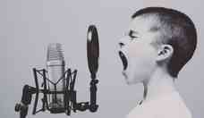 Dia Mundial da Voz: veja como cuidar das cordas vocais 