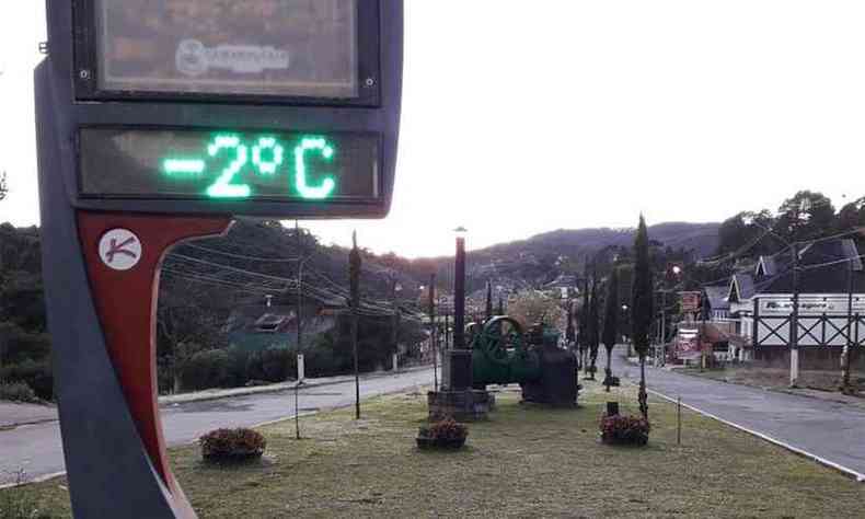 Em Monte Verde, termmetro na rua mostrava temperatura abaixo de zero(foto: Nelson Pacheco/Divulgao)