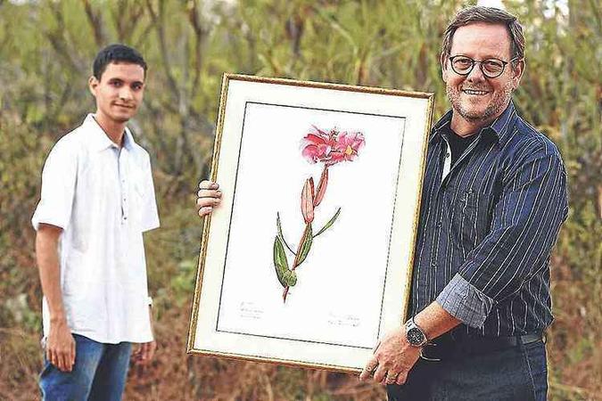 Professor Marcos Antônio Ferraz exibe ilustração de orquídea ao lado do aluno Pedro Henrique de Oliveira(foto: Carlos Vieira/CB/D.A Press) Professor Marcos Antônio Ferraz exibe ilustração de orquídea ao lado do aluno Pedro Henrique de Oliveira(foto: Carlos Vieira/CB/D.A Press)