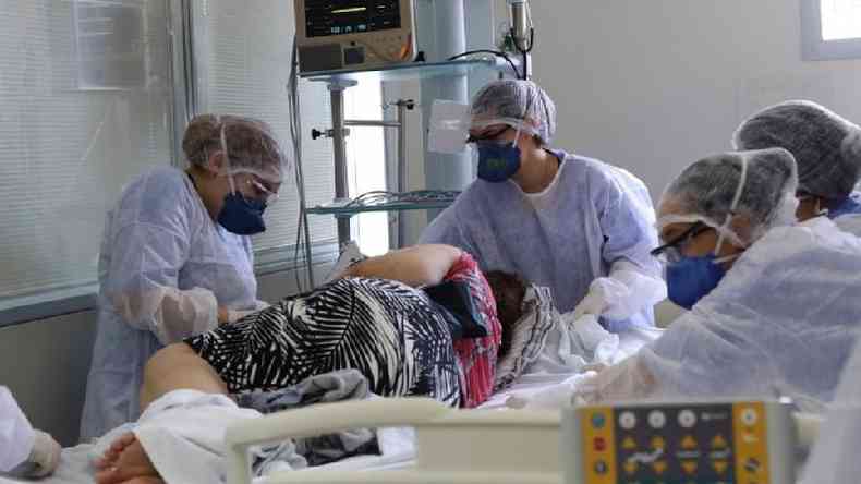 Médicos alertam que muitos pacientes que chegam à UTI tomaram remédios do 'kit covid'(foto: REUTERS/Amanda Perobelli)
