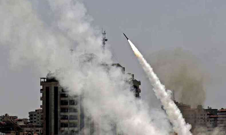 Foguete disparado pelo Hamas contra Israel(foto: MOHAMMED ABED / AFP)