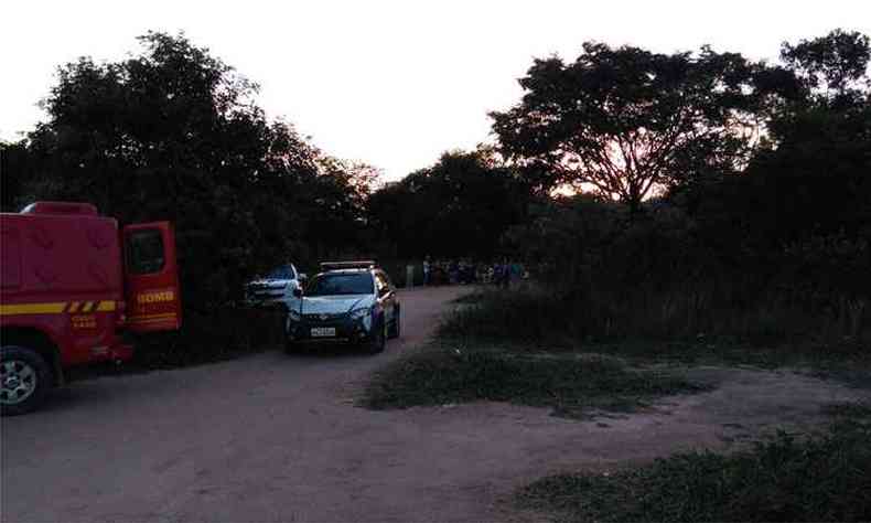 Grupo de pessoas que fazia oraes no local auxiliou o pai da criana na procura, sem sucesso (foto: Corpo de Bombeiros/Divulgao)