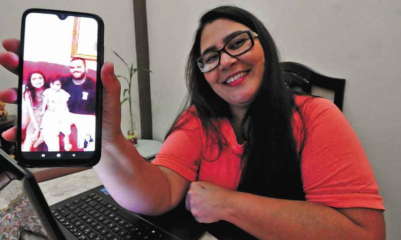 'A chamada de vídeo é um recurso muito importante, e me permite conversar, ver as meninas, enfim, manter contato. Toda mãe sabe logo se há algum problema pela voz e semblante da criança', observa Anna Loize Paiva Soares Fernandes, mãe de Alice, de 9 anos, e Cecília, de 2, numa chamada de vídeo com os filhos(foto: Marcos Vieira/EM/D.A Press) Anna Loize Paiva Soares Fernandes, mãe de Alice, de 9 anos, e Cecília, de 2, numa chamada de vídeo com os filhos