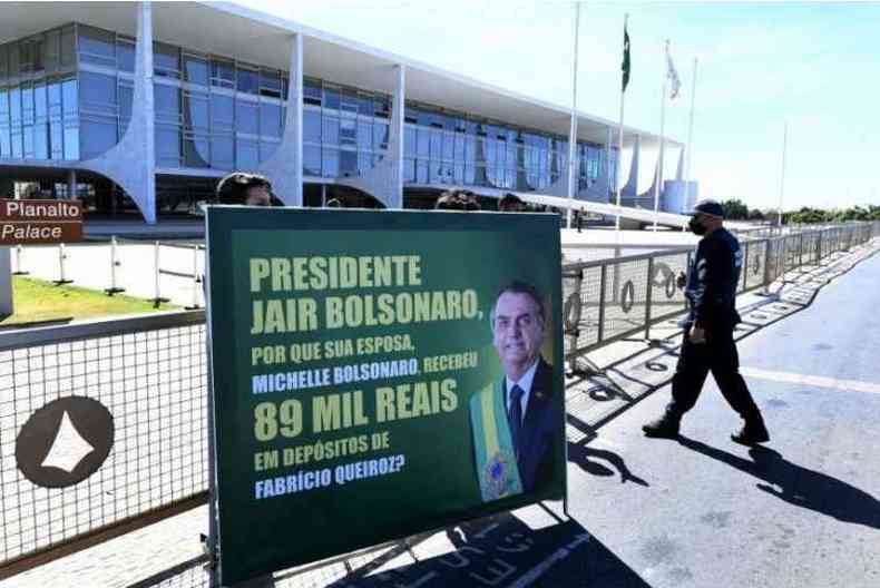 Placa foi colocada por manifestantes no incio da manh desta quinta-feira(foto: Evaristo S/AFP)