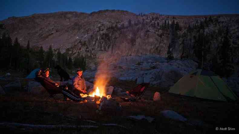 Aps um longo dia nas montanhas, pesquisadores relaxam em volta da fogueira(foto: Matt Stirn)
