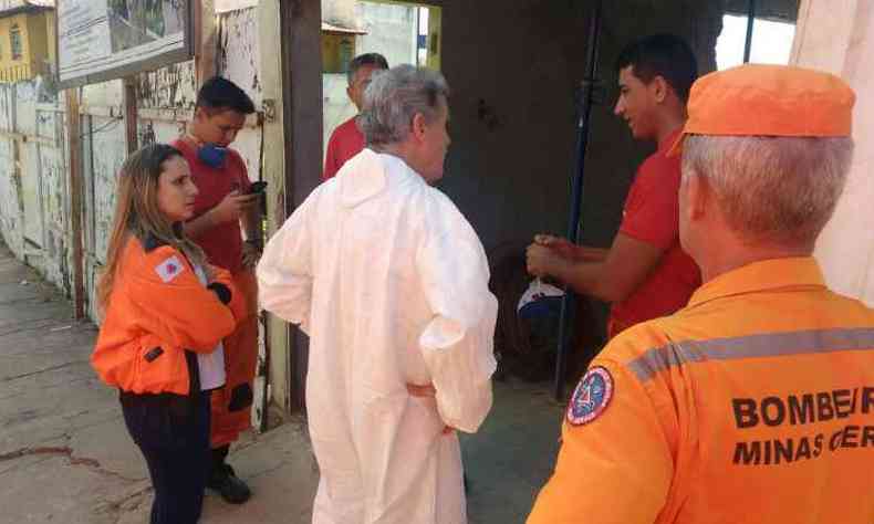 Corpo de Bombeiros e equipe do Ncleo de Emergncia Ambiental estiveram no local(foto: Corpo de Bombeiros/Divulgao)