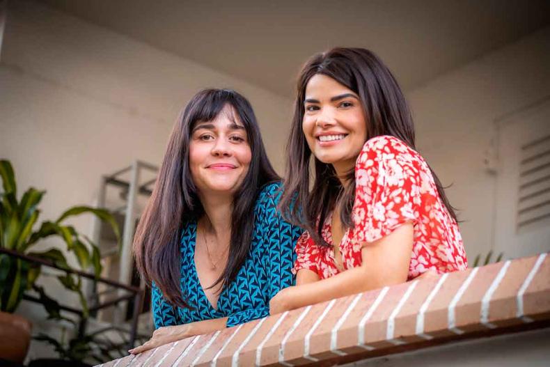 As irmãs Guida (Alessandra Negrini) e Leonor (Vanessa Giácomo) têm relacionamento complexo por causa da paixão pelo mesmo homem (foto: Paulo Belote/Globo) Guida (Alessandra Negrini) e Leonor (Vanessa Giácomo) em cena da novela travessia na globo