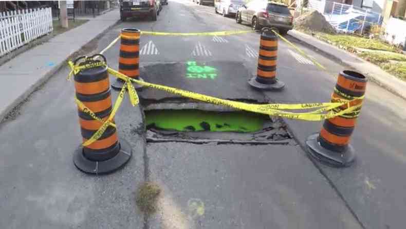 Cor da gua intrigou os moradores de Toronto, no Canad (foto: Reproduo/Twitter)