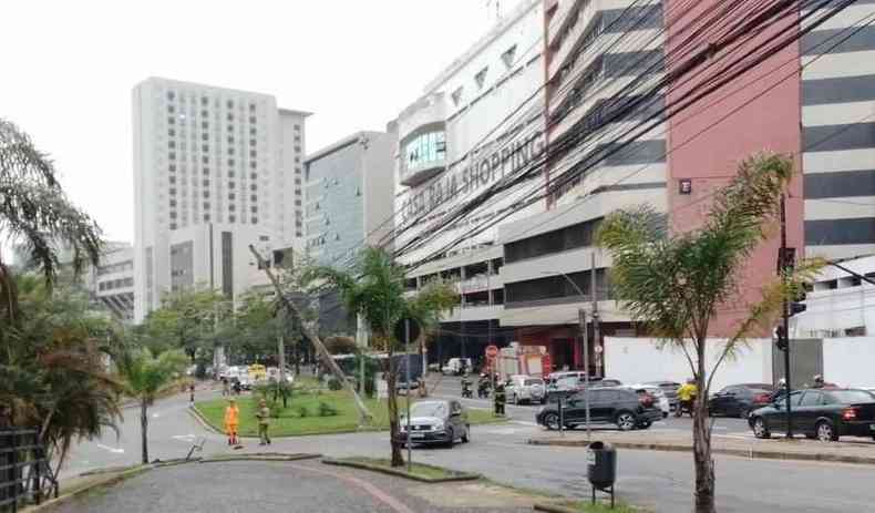 Caminho derruba poste e arrebenta fiao no Buritis