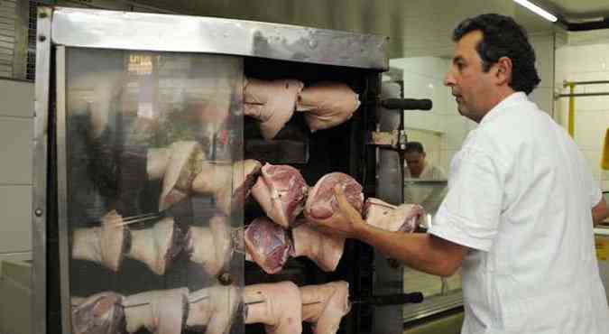 Rodrigo Canado, pioneiro na cidade na venda de porco assado em maquina para assar frango(foto: Tulio Santos/EM/DA Press)