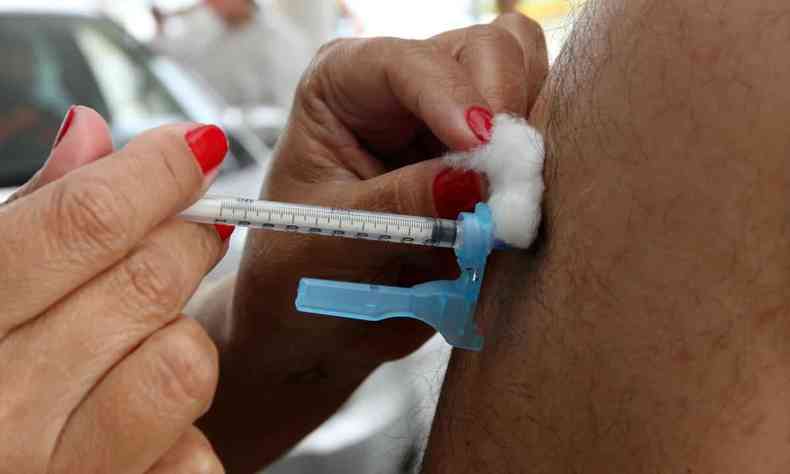 dose de vacina sendo aplicada no brao