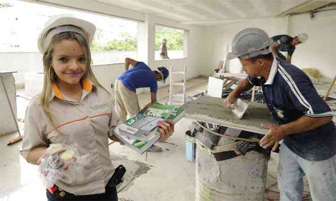 Camila faz dois estgios e vende alfajores para se manter na faculdade(foto: Jair Amaral/EM/D.A.Press)