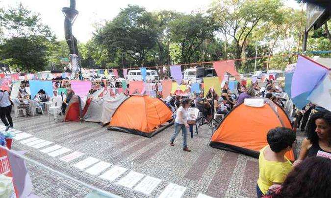 No mais longo protesto desse tipo no Centro de BH, professoras acamparam por quase três semanas na Avenida Afonso Pena (foto: Beto Novaes/EM/DA Press) No mais longo protesto desse tipo no Centro de BH, professoras acamparam por quase três semanas na Avenida Afonso Pena (foto: Beto Novaes/EM/DA Press)