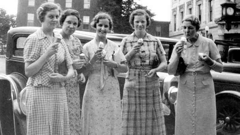 Mulheres tomando sorvete