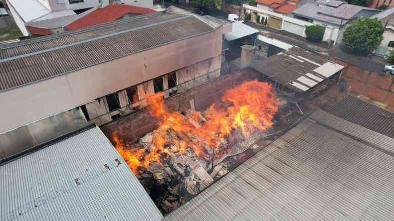 Incndio fogo chamas em madeireira em &Uberlndia no meio de prdios do quarteiro do bairro Santa Mnica