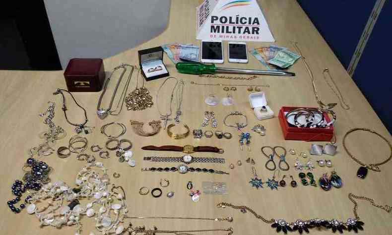 Materiais apreendidos pela Polcia Militar, em sua maioria, eram joias e bijuterias (foto: Reproduo/Polcia Militar)