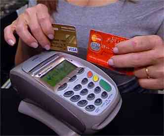 Benefcios oferecidos no carto, como milhagem, bnus de compras e servios atraem o consumidor (foto: EM/D.A/Press)