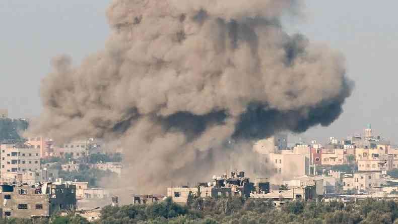 Fumaa cobre parte da Faixa de Gaza aps ataque areo de Israel