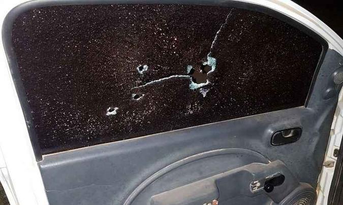 Marcas dos tiros ficaram no carro da vítima(foto: PM/Divulgação) Marcas dos tiros ficaram no carro da vítima(foto: PM/Divulgação)
